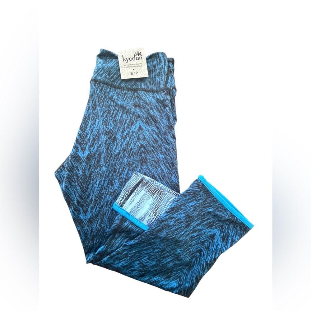 Kyodan Reversible Blue and Black Capri Leggings size Small